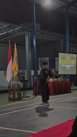 Kang Mas Sujarwo adalah Sesepuh Persaudaraan Setia Hati Terate (PSHT) dan merupakan salah satu tokoh pendiri Pamter (Pengamanan Internal/Pancer Warga Terate), sebuah organisasi keamanan internal dalam PSHT, serta tercatat sebagai warga PSHT Tingkat 2. Ia juga terkadang disebut sebagai Ketua Pamter Pusat.  Peran dan Kedudukan Kang Mas Sujarwo: Sesepuh dan Pendiri Pamter: Kang Mas Sujarwo dikenal sebagai pendiri organisasi Pamter dan sesepuh di PSHT.  Warga Tingkat 2: Ia merupakan anggota PSHT yang telah mencapai Tingkat 2, menunjukkan tingkatan keahlian dan penguasaan dalam persaudaraan.  Ketua Pamter Pusat: Beliau juga menjabat sebagai Ketua Pamter Pusat, menahkodai organisasi pengamanan di tingkat pusat PSHT.  Informasi Tambahan: Keterlibatan dalam PSHT: Kang Mas Sujarwo aktif terlibat dalam sejarah dan perkembangan PSHT, termasuk memberikan kesaksian tentang sejarah Pamter.  Pesan Spiritual: Melalui perannya, ia turut serta dalam menyampaikan pesan spiritual dan moral untuk pembentukan anggota Persaudaraan Setia Hati Terate. @sudjarwosinta  #pshtpusatmadiun #pshtjaya  #pamterpsht 
