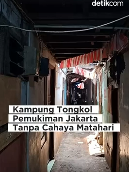 Selama lebih dari 20 tahun, warga Kampung Tongkol, Pademangan, Jakarta Utara, hidup tanpa cahaya matahari. Rumah-rumah yang berdempetan dan gang sempit membuat sinar matahari nyaris tak pernah masuk. Akibatnya, warga terbiasa menyalakan lampu 24 jam dan tinggal di udara pengap. detikProperti berkesempatan menelusuri langsung pemukiman ini, yang tetap bertahan meski penuh keterbatasan. Creator: Annisa Ramadhina #kampungpadatpenduduk #kampungpadat #kampungtongkol #kepadatanpenduduk #detikcom