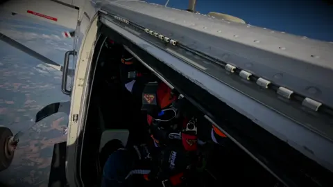 🧡🤿⛵️🪂🛩️😁❤️  #ขอบคุณความรัก  #ผู้ชายธรรมดาที่ดำน้ำได้ขับเรือได้โดดร่มได้ขับเครื่องบินได้นิดหน่อย #superToomTanaboworn #ธงไตรรงค์เหนือยอดเขาเอเวอเรสต์ #คนไทยคนแรกHALO  