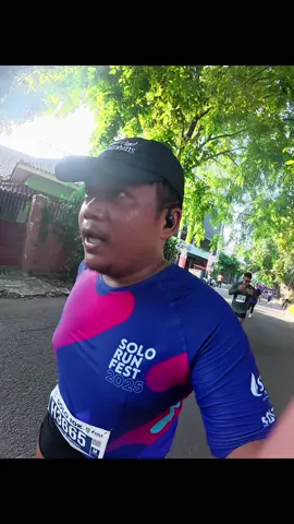 dinggo ibuku neng suargo, aku iso mlayu bu. - virgin 10K di event Solo Run Fest, drama di kilometer 6 ke 7. pengen rasanya DNF duduk dan udah, tapi setelah perjuangan 8 bulan lari dari 3K - 5K sampai kini 10K ga mau nyerah dan terus melangkah sebisanya. bismillah tahun depan Berlin Marathon. amien.