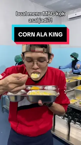 menu MBG gw hari ini. Corn ala king, kacang rebus, telur rebus sama jeruk. kok rebusan semua? apakah praktek korup? tydac doonggg. oke gw jelasin kenapa bisa jadi menu rebusan padahal harusnya hari ini ikan asam manis chinese otentik. ahli gizi gw maksa pengen ada menu susu yang diamana gw takut kan ngeluarin susu karna takut siswa intoleran lactosa, minum susu mencreet malah ngakunya keracunan. perbincangan gw dengan AG alot soal itu. gw beralasan “kalo ngeluarin susu juga mahal”. kata AG “yaudah menunya rebusan jadi masuk anggarannya ga over”. yaahh mau taruh mana muka gw kalo semuanya rebusan kaya makanan orang diabetes? mana emak2 daerah sekitar tau lagi gw chefnya.  oke karna gw gamau debat panjang, gw bilang “bentar kasih gw waktu mikir buat modif makanan request lu jdi lebih menarik”. ada jagung rebus sama susu. susu kalo dimasak bisa tuh jadi kaya pasteurisasi. apa gw bikin menu corn on the cob ya? tapi ntar tumpah2 tuh susu ke ompreng. kaya makan sereal jagung juga bocah2. gimana caranya nih susu dimasak tapi ga tumpeh2? yaudah akhirnya gw nemu ide susunya dibuat bechamel biar kental, tapi bechamel asli rasanya hambar. gw modif biar masuk ke selera bocah, resep rahasia wkwk. jadi jagung serutnya diaduk ke bechamel kasih parutan keju. modelnya kaya jasuke tapi versi premium. oke fix gw buat itu biar kliatan ada effortnya. namanya apa ya? konsepnya bechamel kaya chicken ala king, tapi ditabur keju kaya au gratin. disebut au gratin gabisa karna ga dibakar, yaudah gw sebut ala king wkwk pas pengiriman gw takut banget ada hujatan menu MBG kok telur rebus sama kacang rebus. dalam hati gw “please adek2, semoga menu rebusan itu termaafkan karena corn ala king gw”. pas dapet kabar dari guru2 kalo jagungnya enak banget, karyawan juga pada ngantri mau makan dan biang enak yaudah Alhamdulillah hehe. konsep MBG gw selalu bikin menu yang effort banget minimal 1, supaya menu yang effortless kaya kacang rebus bisa termaafkan. maaf ya adek2 kalo menunya rebusan itu. next kami buat yg lebih special yaa ☺️☺️🙏🏻 #chepkumink #mbg #kitchen #fyp #viral 