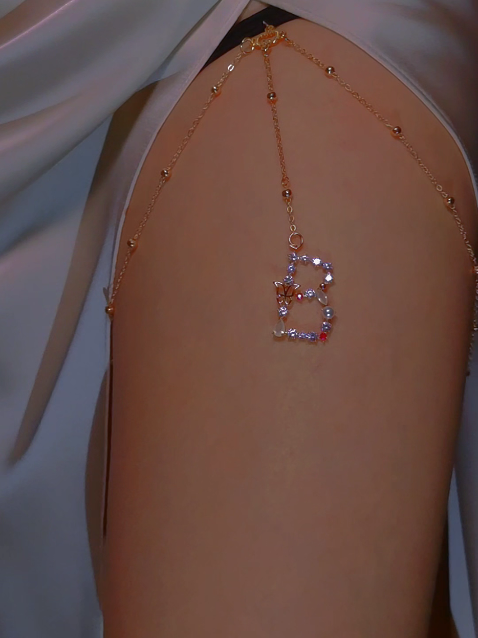 stayfancyhi.com#fyp #tylorswift #promlook #initialjewelryTaylor #initialnecklace #bodyjewelry #garter #legchain 