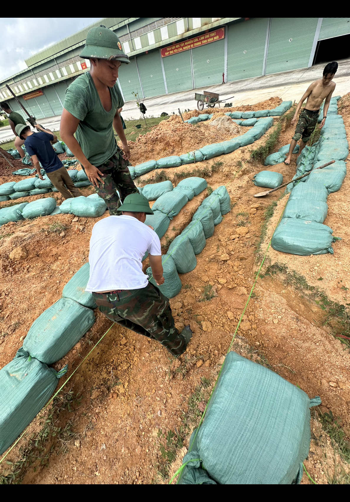 Đời lính là những ngày tháng không lo nghĩ cơm áo gạo tiền. Cực khi rèn luyện,kỉ niệm khi bên nhau.