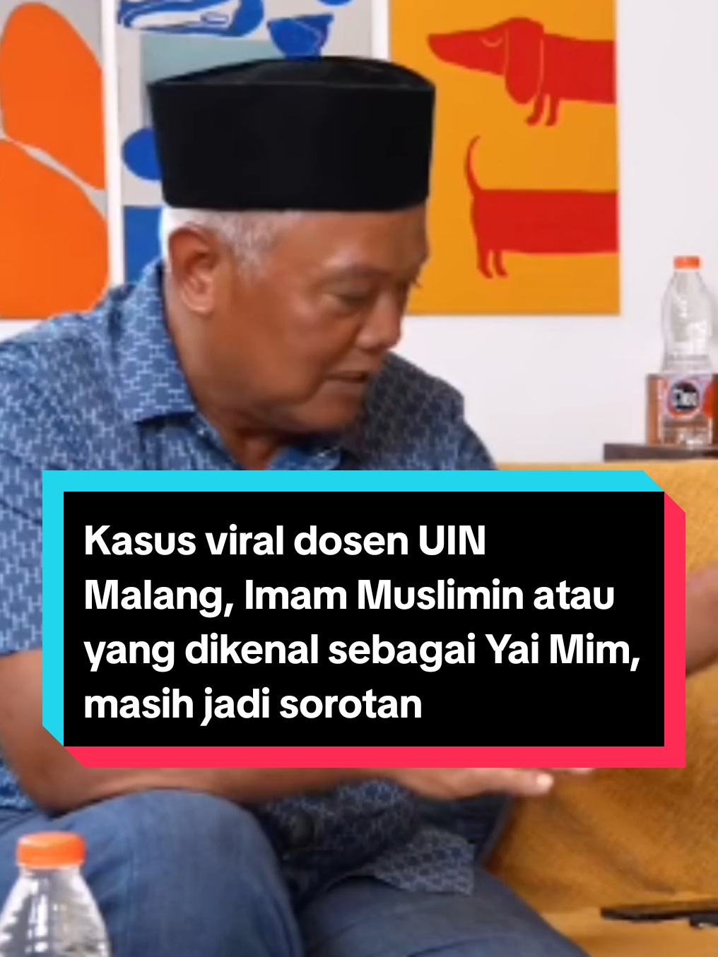 Kasus viral dosen UIN Malang, Imam Muslimin atau yang dikenal sebagai Yai Mim, masih jadi sorotan publik. Aksi berguling di jalan saat berseteru dengan tetangga berujung serius yaitu laporan polisi, hingga penolakan dari warga sekitar. Banyak yang bertanya-tanya, apa sebenarnya yang terjadi di balik video itu? Yai Mim bersama sang istri akhirnya buka suara. Mereka menceritakan kronologi lengkap, dampak yang dirasakan keluarga, hingga klarifikasi atas tuduhan yang dialamatkan pada mereka. #curhatbangdennysumargo 