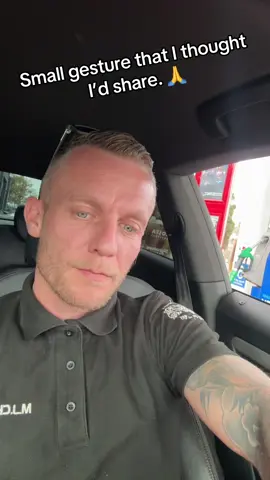 30p is 30p whether your spending it or saving it!! What a nice bloke 👌 #fyp #saving #money #gesture #humanity 