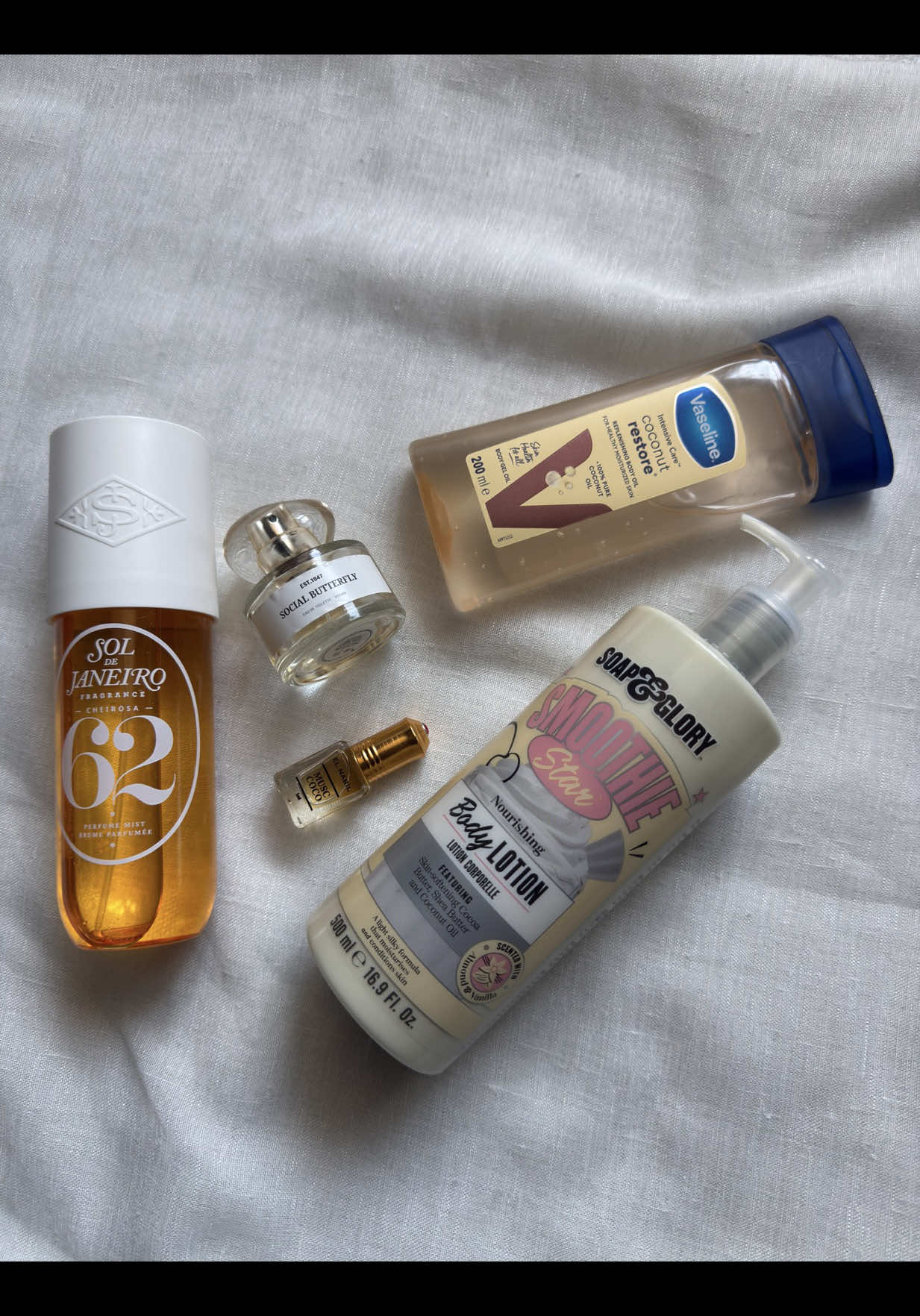Les filles, si vous voulez sentir la pâtisserie fraîchement sortie du four, faites-moi confiance et essayez ce magnifique combo.                                            Parfum : social betterfly (H&M)                       Brume : 62 (Sol de Janeiro)                            Body lotion : smoothie star amande & vanille (Soap&Glory)                                         Body oil : coconut (Vaseline)                        Musc : coco (El Nabil)                                        #vanillagirl #vanillacupcakes #vanillascents #sentirbon #bodycare 