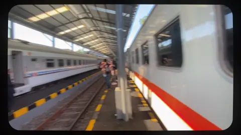 loh kereta apa ini kok warna warni?😂 #keretaapiindonesia #kai121 #railfansoftiktok 