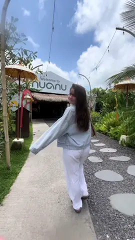 Dimanche 28 Septembre- on découvre le Luna beach club 🌛 Je partage beaucoup ici, mais si tu veux vraiment TOUT avoir en un seul endroit, j’ai fait un guide ultra complet sur Bali. Dedans, tu trouveras toutes mes adresses, mes conseils pratiques, et même des itinéraires.  Le lien est en bio 👀