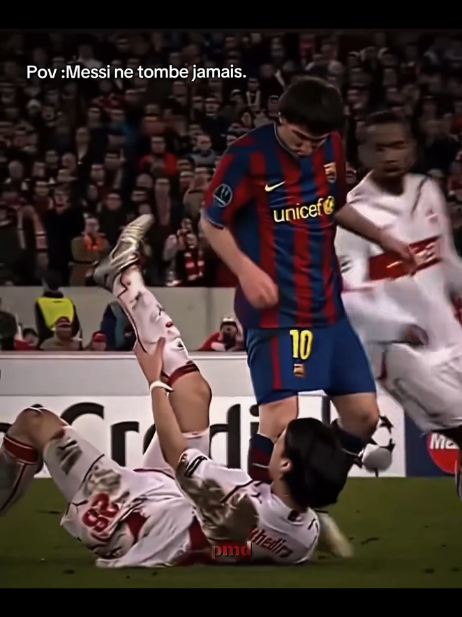 Impossible de le faire tomber 🐐👑. #footballtiktok #messi #messi_king #messigoat #viral_videos 