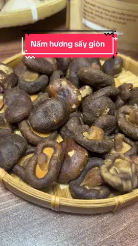 Nấm hương sấy giòn chân không, giòn, thơm, ăn như một món ăn vặt mà nó ngon lắm nè mọi người, đỡ dầu mỡ nữa #nhunguyen28 #foodreview #namhuongsaygion #anvat #ancungtiktok 