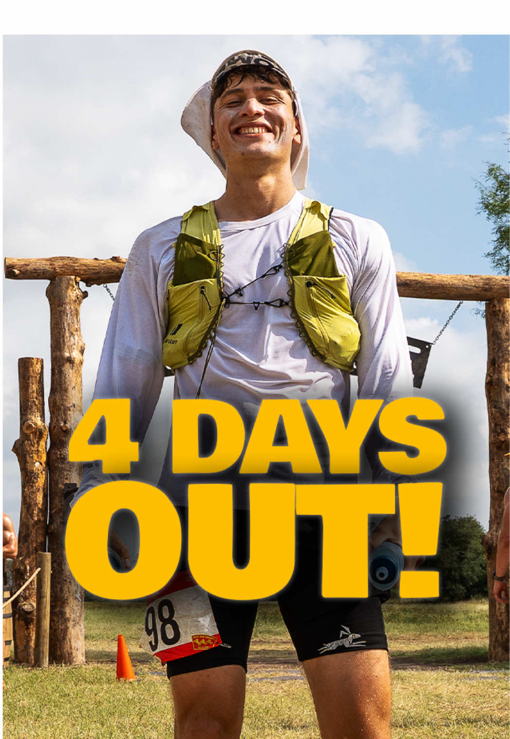 Das hier ist mein Plan für den Last Soul Ultra – ein Rennen, das erst endet, wenn nur noch eine Person übrig bleibt. Und glaub mir: Wir reden hier nicht von 300 oder 400 Kilometern. Format: Jede Stunde eine 6,8 km Loop. Wer’s nicht rechtzeitig schafft oder zu spät startet, fliegt raus. Am Ende muss die letzte Person eine Runde allein finishen, um zu gewinnen. Taktik: 46–50 Minuten pro Loop, also rund 10 Minuten Pause. In der Zeit: 350–500 kcal reinhauen – Carbs ohne Ende. Wraps, Gels, Reis, Gebäck – aber nichts geht über Instant Nudeln. Pflege: Cremes, Massagen, Fußbäder. Wenn die Hamstrings brennen oder die Füße kippen, ist’s vorbei. Wetter: Von 27 Grad zu 3 Grad in vier Tagen – das wird wild. Egal ob Hitze oder Dauerregen: Ich bin ready. Schlaf: Diesmal kein Chaos wie in Texas. Alles durchgetaktet – jede Runde, jede Pause, jeder Powernap. Mindset: Nicht aufgeben. Schmerz ist temporär. Ich will ihn nicht nur aushalten – ich will ihn genießen. Weil es ein verdammtes Privileg ist, sowas erleben zu dürfen. In 3 Tagen geht’s los – Runde für Runde, bis ich draufgehe. Alles live – also folg lieber rein.