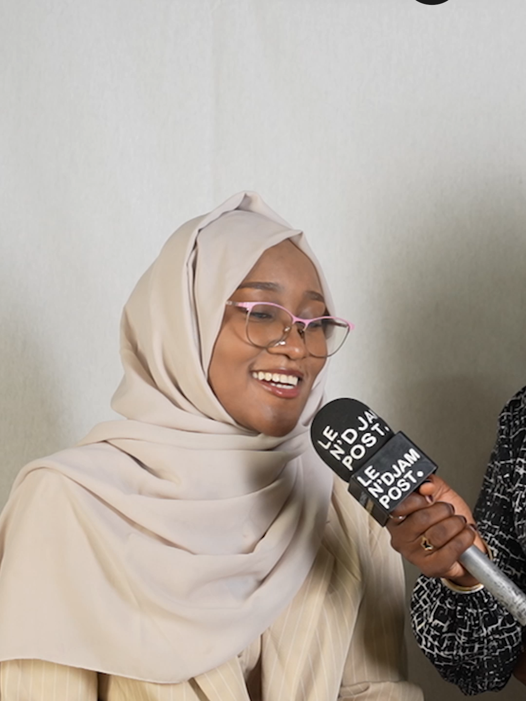 Dans un monde traditionnellement dominé par les hommes, Areej a choisi de briser les codes en ouvrant son propre studio. Entre passion et défis, nous vous proposons aujourd'hui une histoire qui inspirera toutes les jeunes filles qui croient en leurs rêves. #Tchad قصة اليوم :في عالم اعتدنا أن يهيمن عليه الرجال، اختارت أريج أن تكسر القاعدة وتفتح استوديوها الخاص. بين الشغف والتحديات، نصنع معكم اليوم قصة تلهم كل فتاة تؤمن بحلمها.