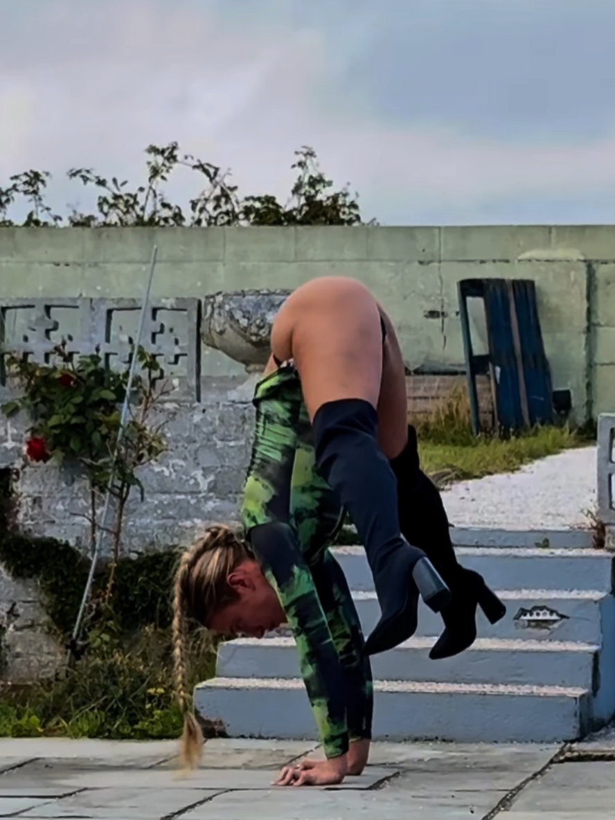 Le sport est une véritable activité physique et mentale. L'exercice libère des endorphines et des autres substances chimiques du corps afin de donner du tonus. #sportlover #sport #nature #naturephotography #yogagirl 