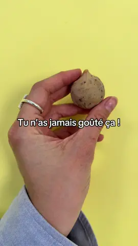 Tu n’as jamais goûté ça… et pourtant ça existe 👀 Des boules de cookie dough fondante qui renferment une crème glacée artisanale ❄️🍪  3 saveurs : vanille (la classique, l'indémodable, bref, notre première de la classe).  Le Cookie Ball chocolat : inimitable, gourmande, qui plaît à tout le monde. Et bien sûr, la star : le caramel beurre salé, ce mélange sucré-salé qui fond en bouche 🤤  Nos Cookie Balls c’est :  ✨ Une pâte à cookie moelleuse à déguster crue  ✨ Un cœur glacé crémeux fabriqué en France  ✨ Une expérience dessert glacé 100% foodporn Parfaites pour un snack gourmand, une pause sucrée ou un moment chill devant une série.  📍 Tu les veux dans ton supermarché ? Cherche-les au rayon dessert glacé 🛒 Et si tu ne les trouves pas, tague ton supermarché en commentaire pour qu’on le contacte directement 👇 #c#cookieballsc#cookiedoughg#glaceartisanaled#dessertglacéfoodporn 