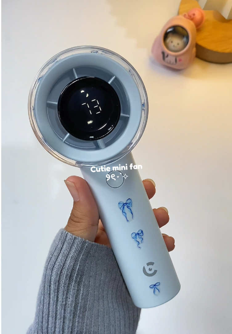 iihh lucuu👀🤏🏻 ada transparan case jadi aman kalo kena benturan, free sticker juga🎀 #kipasangin #kipasturbo #kipasportable #kipasmini #kipasmurah