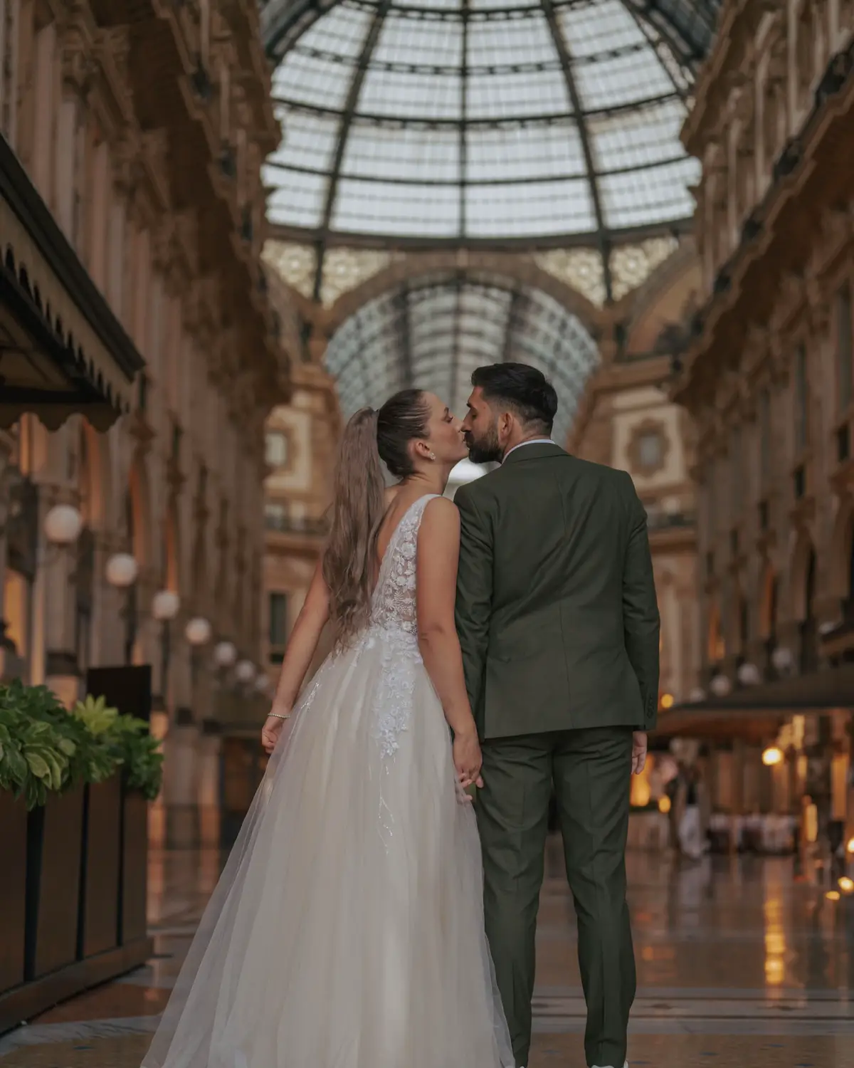 A day filled with joy, laughter, and love✨ From sweet kisses to playful spins, quiet moments over coffee, and spontaneous laughter, everything flowed so naturally. It was more than just a photo session, it was the beautiful beginning of their life together, captured with heart. 💫 . . . . . . #trashthedress #viralphotos #milano #bride #italy  @Roxana Drăguți 