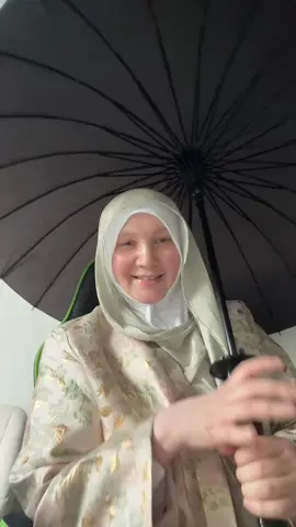 Er freut sich schon darauf, beim nächsten Regen wie ein Samurai mit seinem Katana-Regenschirm loszuziehen. #tiktokshop #fyp #katana 