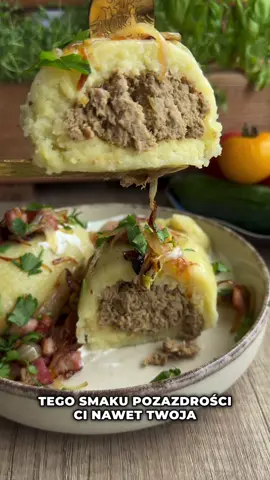 Trochę roboty z tym było, ale to jeden z lepszych obiadów jakie w tym roku zrobiliśmy! Większość ludzi robi kartacze z surowego mięsa mielonego, ale prawdziwy smak tkwi w takim rosołowym! Koniecznie wypróbujcie ten przepis ❤️😀 * SKŁADNIKI: 🤌obrana marchewka, 🤌obrana pietruszka, 🤌obrany seler, 🤌rozkrojona główka czosnku, 🤌opalona cebula, 🤌por, 🤌500g wołowiny - im lepsza tym lepiej, 🤌ćwiartka kurczaka, 🤌500g karkówki wieprzowej 🤌pęczek pietruszki, 🤌3 piramidki smaku, 🤌3-4 litry wody, 🤌2 ząbki czosnku, 🤌łyżka majeranku, 🤌1 kg surowych ziemniaków, 🤌500g ugotowanych ziemniaków, 🤌1 cebula, 🤌sól, 🤌skrobia, która się wytrąci z ziemniaków, 🤌3-4 łyżki skrobi sklepowej + do obtoczenia kartaczy, 🤌posiekana cebula + masło, 🤌pieprz, 🤌jajko, 🤌cebula podsmażona z boczkiem, 🤌śmietana 18%, 🤌pietruszka * PRZYGOTOWANIE: 👉warzywa, mięsa, piramidki wrzucamy do dużego gara, zalewamy wodą i gotujemy na małym ogniu jak na rosół aż wołowina będzie miękka, 👉w międzyczasie część ziemniaków gotujemy w osolonej wodzie do miękkości, 👉drugą część ziemniaków (większą) ścieramy na najmniejszych oczkach, ścieramy też cebulę dzięki czemu ciasto nie ściemnieje - solimy i mieszamy, po 15 minutach przecedzamy przez gazę, 👉zostawiamy płyny aż naturalna skrobia osiądzie na spodzie, 👉w drugim międzyczasie siekamy cebulę i podsmażamy na maśle, 👉mięsa i marchewkę wrzucamy do mielarki, dodajemy czosnek, podsmażoną cebulę, majeranek, pieprz i sól - mielimy na jednolitą masę, 👉ugotowane ziemniaki przeciskamy przez praskę, dodajemy surowe, dodajemy wytrąconą skrobię, do tego skrobię sklepową, wbijamy jajko i wyrabaimy, 👉z mięsa formujemy takie al’a kotlety i nadziewamy nimi masę ziemniaczaną - formujemy torpedy i delikatnie oprószamy skrobią, 👉wrzucamy na wrzątek i gotujemy 10 minut na małym ogniu od wypłynięcia, 👉podajemy ze śmietaną, cebulą z boczkiem i pietruszką  * #dc #dlaciebie #obiad #kartacze #przepisy    