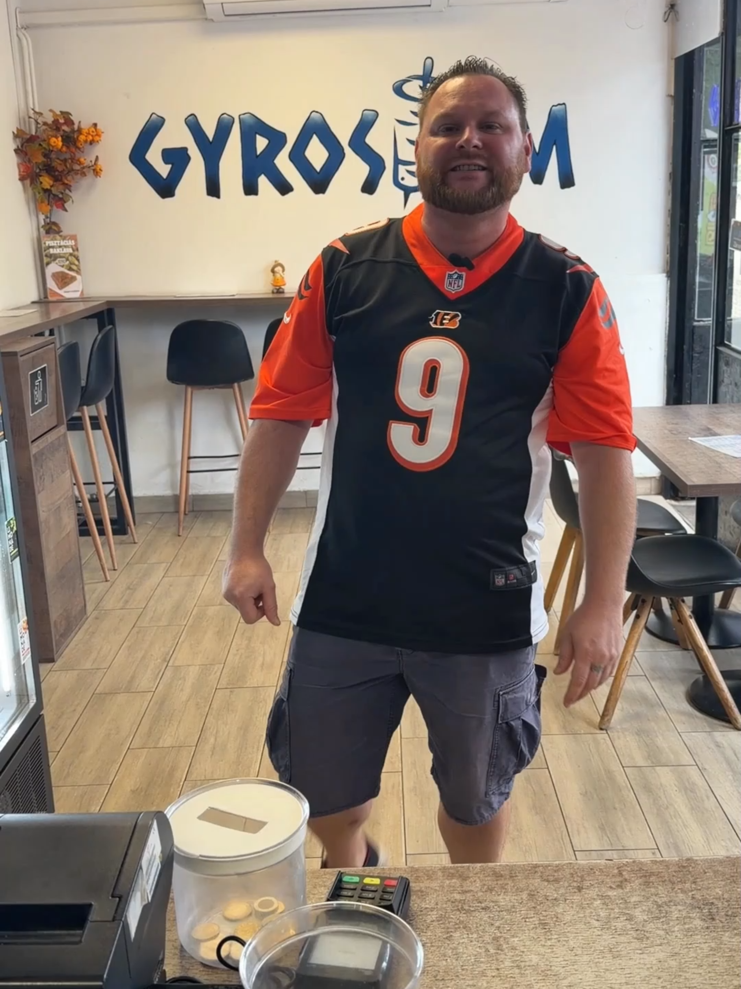 😱 Tíz perc alatt három GYROS PITA?! ⏱️ Fogadás 1000 Ft-ban – Vajon megcsinálja? Ezt a kihívást nehéz lesz felülmúlni! Nézd meg, hogyan próbálja lenyomni a görög gyros húst, a hasábburgonyát, a tzatzikit, a füstölt sajtos répasalátát, a fetakrémet, a paradicsomot és a lilahagymát tartalmazó pitákat pillanatok alatt! A stopper indul... a videó végén kiderül, hogy nyer-e vagy fizetnie kell a vesztett fogadás után! A végeredményt látnod kell! 👇 Helyszín: Gyrosom, 1048 Budapest, Óceánárok utca 29 #gyros #gyroskihívás #kihívás #fyppage#challenge #foodchallenge #gyorskaja #görög #fogadás #budapesthungary #gasztro #fypシ゚viral🖤tiktok #gyrosom #gyrosomimádom #FoodLover #gyroschallenge