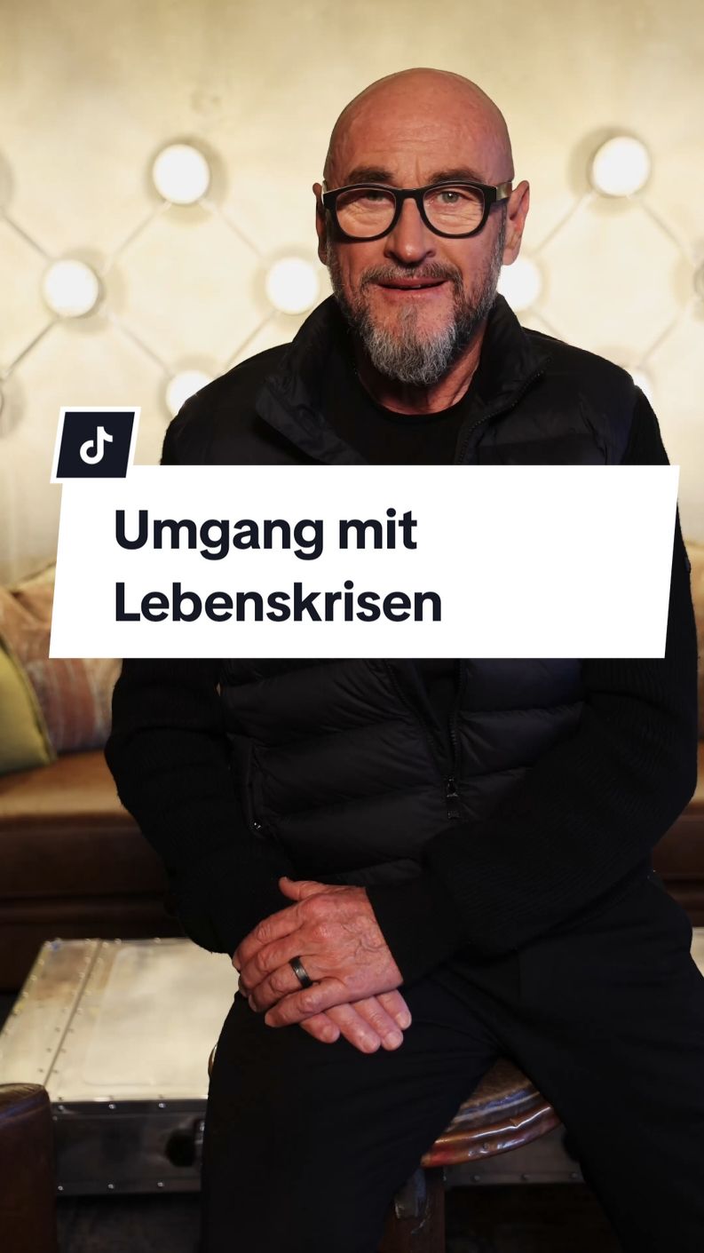 „Der Dalai Lama sagte: Schmerz generiert Erkenntnis.“ Ich habe im Leben oft Schmerzen erlebt – körperlich, emotional, existenziell. Aber nie umsonst. Denn aus jedem Schmerz entstand Erkenntnis. Eine der wichtigsten war: Krisen sind keine Katastrophen. Sie sind entscheidende Wendungen. Es liegt an uns, wie wir damit umgehen. Ob wir stehen bleiben – oder neu aufbrechen. Ob wir hadern – oder gestalten. Ich habe gelernt, in jeder neuen Situation die Frage zu stellen: Was will das Leben mir jetzt zeigen? Und dann den nächsten Schritt zu gehen. Nicht rückwärts. Sondern nach vorn.
