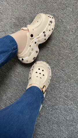 Sandal wanita kekinian.. nyaman dipake.. empuk