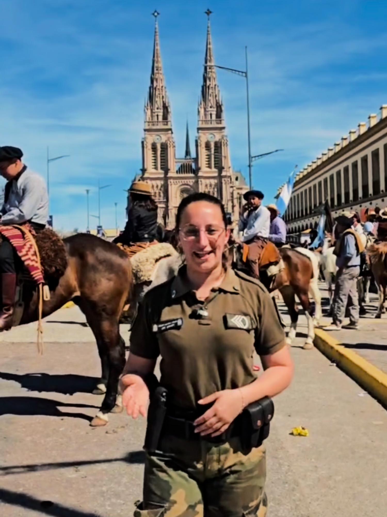 Peregrinación a Luján: fe protegida Cada año miles de peregrinos caminan hacia Luján con alegría y esperanza. Para que la fe se viva con tranquilidad, acompañamos el recorrido supervisando transportes, verificando condiciones sanitarias y cuidando la seguridad durante todo el trayecto. La organización y el compromiso hacen posible que la tradición se disfrute en paz. La fe y la seguridad caminan juntas hacia Luján. @kicillofok @provinciaba #FuerzaBuenosAires
