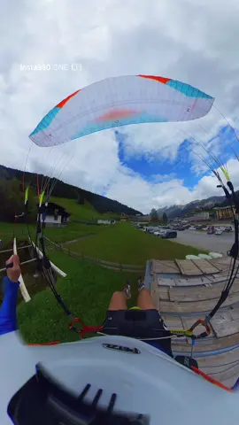close call 😮‍💨#closecall #goschnpoliern #bergliebe #keeploving #paraglider #neverstopexploring #summerisnotover #wintervibes #schifahren #dolomites #sporttiktok 