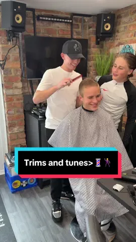 Trims and tunes> 💈🕺 @owenandrewsmusic  #fyp #essex #barber 