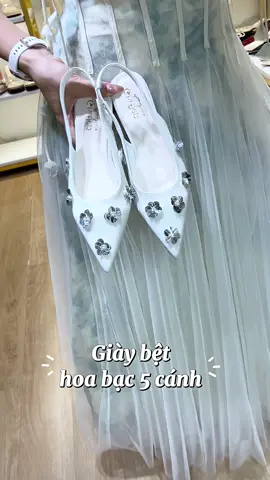 Giày bệt hoa bạc 5 cánh e đủ size 35-41 các chị nha. #chidepstore #giaycaogot #giaymuinhon #giayhoa #giaytieuthu 