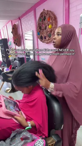 they gon say “my hair is down to the floor because my mom opened a kids hair salon JUST FOR ME AND MY SISTERS and only uses her own products in our hair” insha’Allah 🩷🥹 #fypシ゚viral#muslimtiktok#aaliyahandkhalil #kidsbraider#viral 