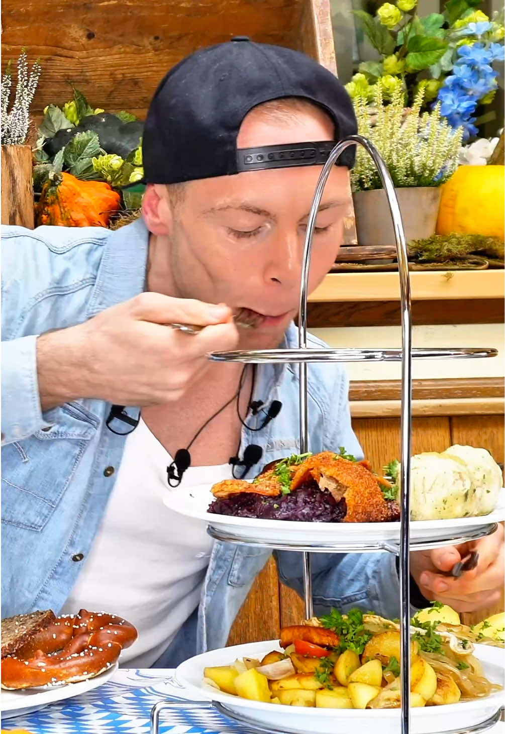 9.000 Kalorien Oktoberfest CHALLENGE im besten Brauhaus 🍖🍻 Ich versuche die 9000 Kalorien Challenge nur mit Oktoberfest Essen! 🍖🥨 Nach 7.000 kcal und 8.000 kcal geht es jetzt in Runde 3 der Kalorien-Challenge: 9.000 Kalorien mit typischer Oktoberfest-Küche im besten Brauhaus Düsseldorfs! 📖 Die Story: In meiner alten Serie Food Arena habe ich die besten Brauhäuser Düsseldorfs getestet. Am Ende war es ein extrem knappes Rennen – aber für mich persönlich hat hausbrauerei_zum_schluessel gewonnen.  Ein Grund: der Schmorbraten vom Treber-Bullen hat damals den Unterschied gemacht. 🏆 Jetzt bin ich zurück – zur Oktoberfest-Saison, mit Spezialkarte und neuem Ziel: 9.000 Kalorien in einem Menü! 🫃🔥 ❓Schaffe ich es, oder endet die Serie hier? 👉 Schreibt gerne mal in die Kommentare: Welches gericht hätte euch überzeugt? #bigm #bigmeatsfood #foodchallenge #oktoberfest 