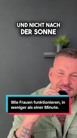 Männer leben nach der Sonne: jeden Tag gleich, stabil, berechenbar. Frauen leben nach dem Mond: vier Phasen, vier Energien, vier Gesichter. Mal voller Energie und Kreativität. Mal zurückgezogen, braucht Ruhe und Sicherheit. Mal strahlend und tragend. Mal einfach nur gehalten. Das ist kein Drama. Das ist Biologie. Das ist Weiblichkeit. Die meisten Männer scheitern, weil sie erwarten, dass Frauen wie sie selbst funktionieren, linear. Tun sie aber nicht. Werden sie auch nie. 💬 Schreib in die Kommentare: Findest du, Männer verstehen die Zyklen von Frauen zu wenig? #weiblichkeit #männlichkeit #beziehung #ehrlicheliebe #partnerschaft  