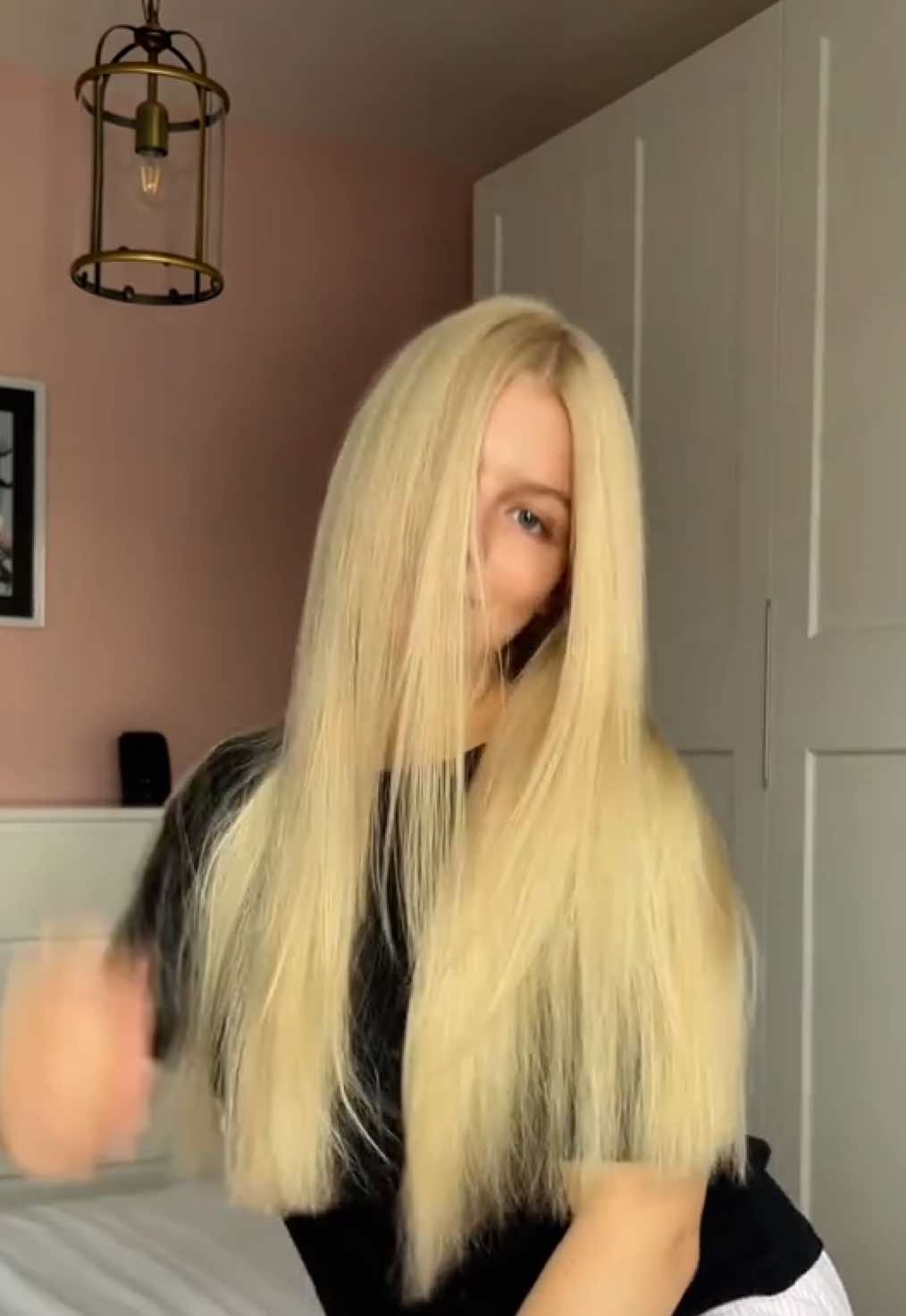 #blondehair #blondecare #haircare #hairwashday #shinyhair #healthyhair #hairroutine #beforeandafter #soinscheveux #cheveuxblonds #hairtransformation #beforeandafter #satisfyinghair #cleanhair #shinyhair 