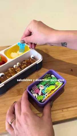 En otro capítulo de #LaLoncheraDeCamilo 🥪💓🥜✨ ( esto es sólo el desayuno, no le toca almorzar en el cole)  El pan lo rellenamos con mantequilla de maní y mermelada de fresa, una mezcla divina y saludable que no falla. Para la mezcla: -1 huevo -Canela -Leche de tu preferencia  -Vainilla   Mantequilla al sartén y dora por todos los lados 🫶🏼 puedes dejarlo también con su forma tradicional de 🥪 o cortarlo en cuadritos.  #lonchera #loncherasaludable #lunchbox #lunchboxforkids 