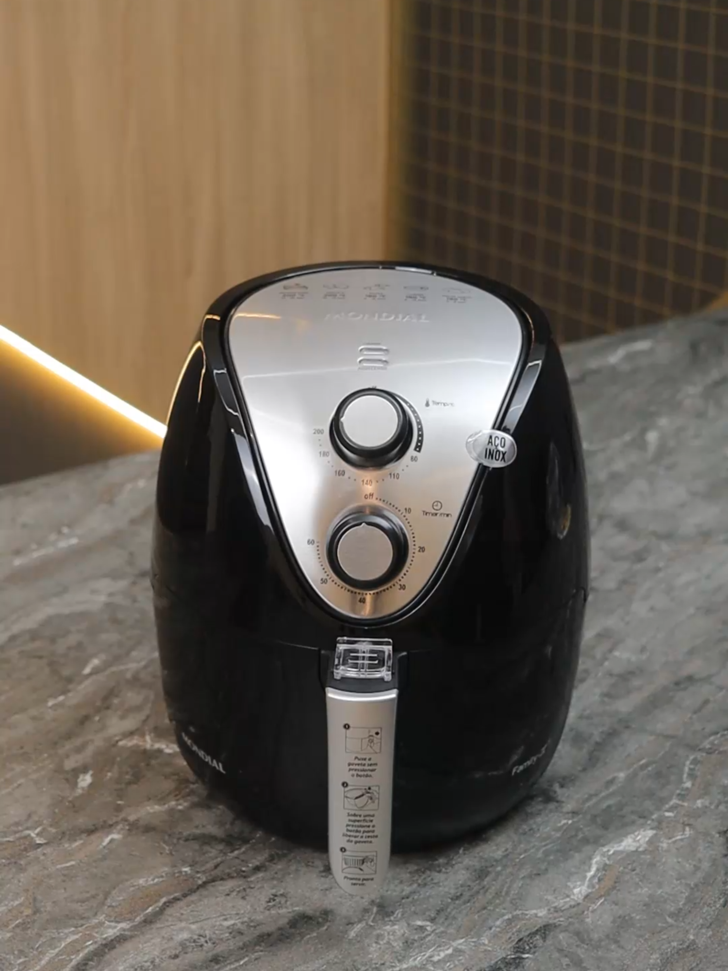 Cansado de óleo na cozinha e de frituras que não são saudáveis? A Fritadeira Elétrica Mondial Family AF-30 (220V) é a solução que sua família precisa para comer bem e sem culpa! Neste vídeo imperdível, você vai descobrir por que a AF-30 é a favorita dos lares brasileiros: Saudável e Saborosa: Prepare batatas fritas, pão de queijo, frango e muito mais com pouquíssimo ou nenhum óleo, mantendo o sabor e a crocância. Capacidade Ideal: Com seu cesto generoso, ela faz refeições para toda a família de uma vez. Rapidez e Praticidade: Cozinhe com facilidade, graças ao timer de 60 minutos e ao controle de temperatura de até 200°C. Design Compacto: Perfeita para cozinhas de todos os tamanhos, na voltagem certa para sua casa! #AirFryer #MondialAF30 #FritadeiraEletrica #CozinhaSaudavel #ReceitasAirFryer #Eletrodomesticos #ReviewDeCozinha #Mondial #220V #ComidaSaudavel #Familia