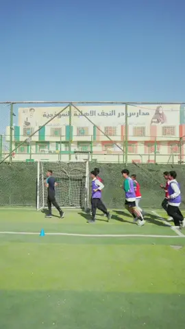 في مدرستنا، ما نعلّم الطلاب بس كتب ودفاتر… نربي فيهم روح الفريق، الالتزام، والاحترام. حصة الرياضة عدنا مو وقت للّعب وبس، هي مساحة للتعبير، لتفريغ الطاقة، ولغرس القيم. لما الأستاذ يصير قدوة، والطلاب يتعاملون كعائلة… الرياضة تتحول من نشاط، إلى أسلوب حياة. ✨💪🏽 العنوان شارع الحولي مطار مقابيل شارع السبيس حي العسكري قبل قرية الغدير ب 300 م للاستفسار: ٠٧٨٤٦٧٧٤٤٣٣⁩