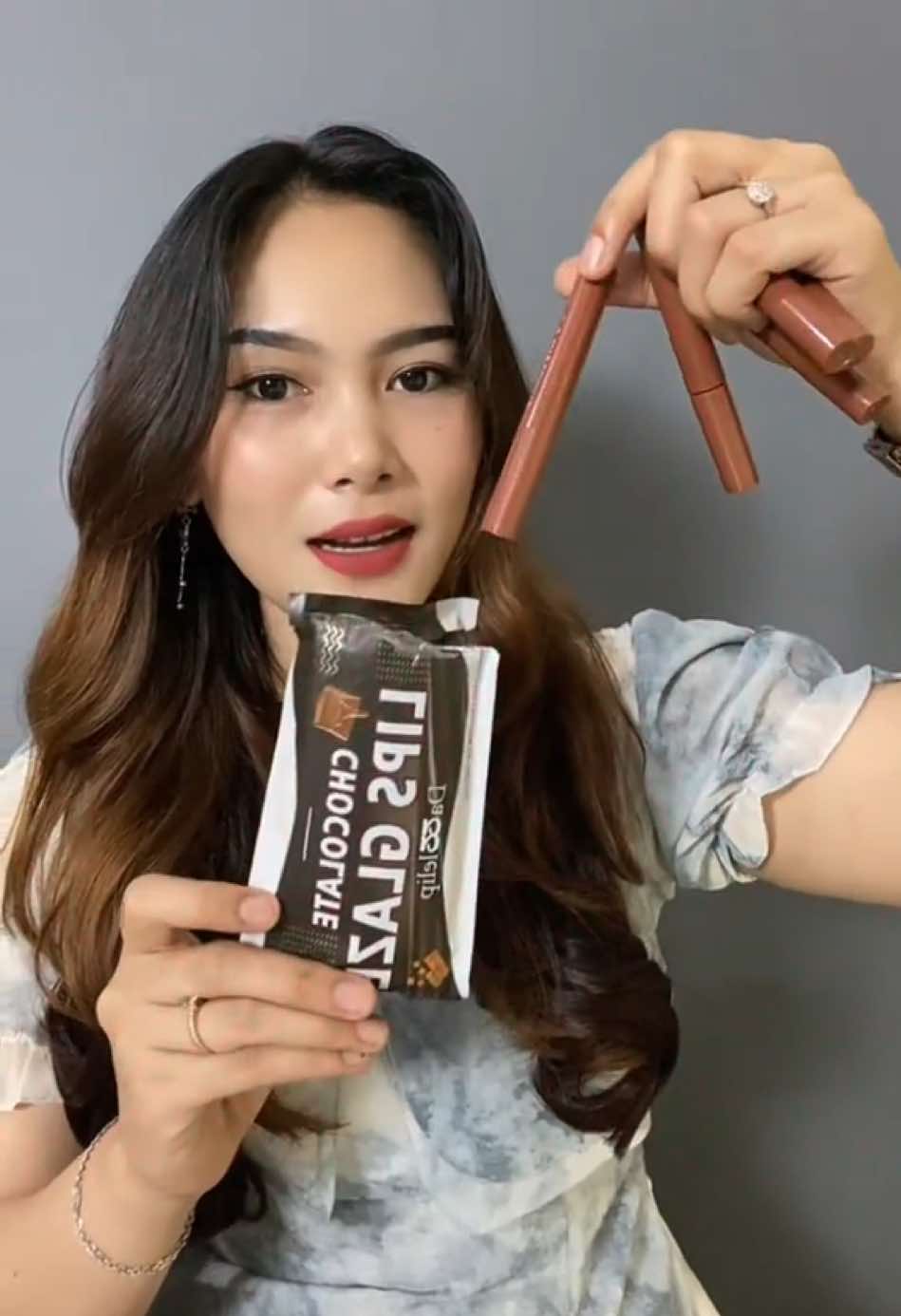 Cuman 30 ribuan dpt 5 lipstik warna nya cakep2 dan transferproof pulak😭 kalian wajib bgt sii punya inii , baguss bgt sumpahh🫶❤️#lipstick #lipglaze #lipglazechocolate 