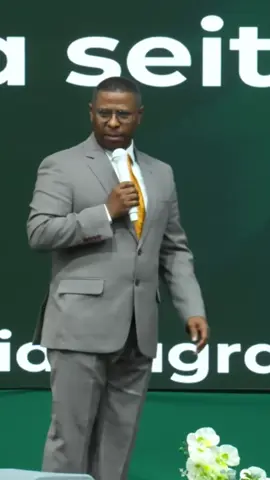 Pastor Osiel Gomes Parte 7 🌾🔥 LEVANTE OS OLHOS, OS CAMPOS JÁ ESTÃO BRANCOS! 🔥🌾 Em João 4:35, Jesus declarou: “Ergam os olhos e vejam os campos; estão maduros para a colheita.” 👉 A ordem de Cristo é clara: não é tempo de adiar, é tempo de agir! 👉 Enquanto muitos dizem “ainda falta tempo”, o Mestre nos lembra que a seara já está pronta. 👉 O mundo clama por salvação, e a Igreja não pode se calar diante dessa urgência! 🙌 A colheita é agora. As almas estão sedentas, os corações estão abertos, e nós fomos chamados para ser trabalhadores na vinha do Senhor. 🔥 Quem vai se levantar? Quem vai dizer: “Eis-me aqui, envia-me a mim”? #OsielGomes #João435 #CamposBrancos #Colheita #Evangelização #Missão #Avivamento #Cristianismo #JesusCristo #PalavraDeDeus #Pregação #ConteúdoCristão #ReelsGospel #TikTokGospel #Missões #Ide #AvivamentoJá #GeraçãoDoAvivamento #ViralGospel