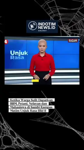 POTA — Ratusan warga dari kalangan petani, nelayan, dan mahasiswa yang tergabung dalam Aliansi Petani Nelayan Mahasiswa Menggugat kembali menggelar aksi demonstrasi jilid II di depan Kantor Camat Sambi Rampas, Kabupaten Manggarai Timur, Senin (29/9). Mereka mendesak Pemerintah Kabupaten Manggarai Timur untuk mempercepat dan mempermudah proses penerbitan rekomendasi pembelian Bahan Bakar Minyak (BBM) subsidi. Aksi ini merupakan lanjutan dari gelombang protes pertama yang digelar tiga minggu lalu. Keresahan masyarakat semakin memuncak sejak kebijakan baru Pemerintah Daerah Manggarai Timur diberlakukan, yakni rekomendasi pembelian BBM untuk kebutuhan pertanian dan perikanan harus diurus melalui Dinas Pertanian serta Dinas Kelautan dan Ekbang Migas. Kebijakan tersebut dinilai mempersulit akses masyarakat kecil karena jarak dan birokrasi yang berbelit. Dalam orasi bergantian, para demonstran menuntut agar kewenangan penerbitan rekomendasi dikembalikan ke tingkat desa dan kelurahan demi mendekatkan pelayanan kepada masyarakat. Mereka menilai pemerintah daerah abai terhadap kondisi petani dan nelayan yang membutuhkan BBM untuk mengairi lahan jagung, bawang, serta mengoperasikan perahu dan alat tangkap ikan. Selain mendesak pemerintah daerah, massa aksi juga menuntut manajemen SPBU Pota agar tetap memberikan layanan pembelian BBM menggunakan jeriken, seperti yang selama ini dilakukan masyarakat. Situasi sempat memanas saat aparat keamanan berupaya membubarkan massa sebelum audiensi berlangsung. Beberapa peserta aksi menuding adanya oknum yang diduga dikirim oleh pihak tertentu untuk memprovokasi massa dengan membawa minuman beralkohol. “Kami hanya meminta pelayanan tidak dipersulit, tapi mengapa kami diperlakukan seperti musuh?” teriak salah satu peserta aksi. Di hadapan massa, Baba Cong selaku perwakilan manajemen SPBU Pota berjanji akan memberikan jawaban atas tuntutan masyarakat paling lambat esok hari. #news #manggaraitimur #terkini #polri #reels #bbm #viral #fyp 