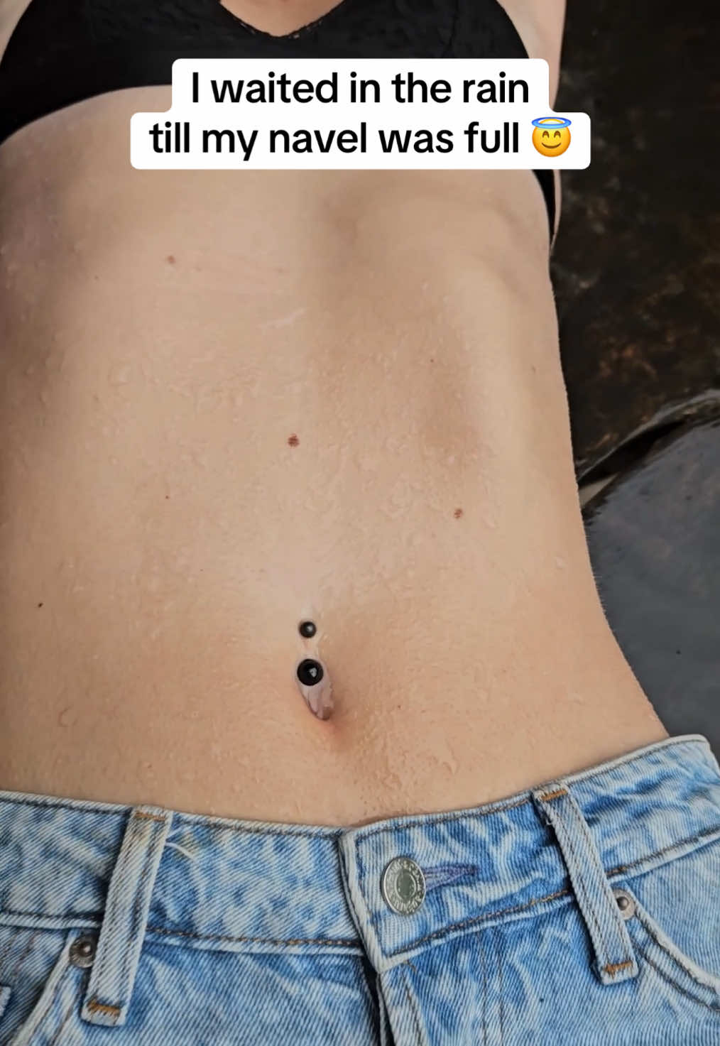 🌧️ Ever tried to lie in the rain and fill your deep navel with the cold watersrops of the rain? This was a exciting experience 🙌🏼🔥 #ombligo #belly #navel #model #deepnavel 