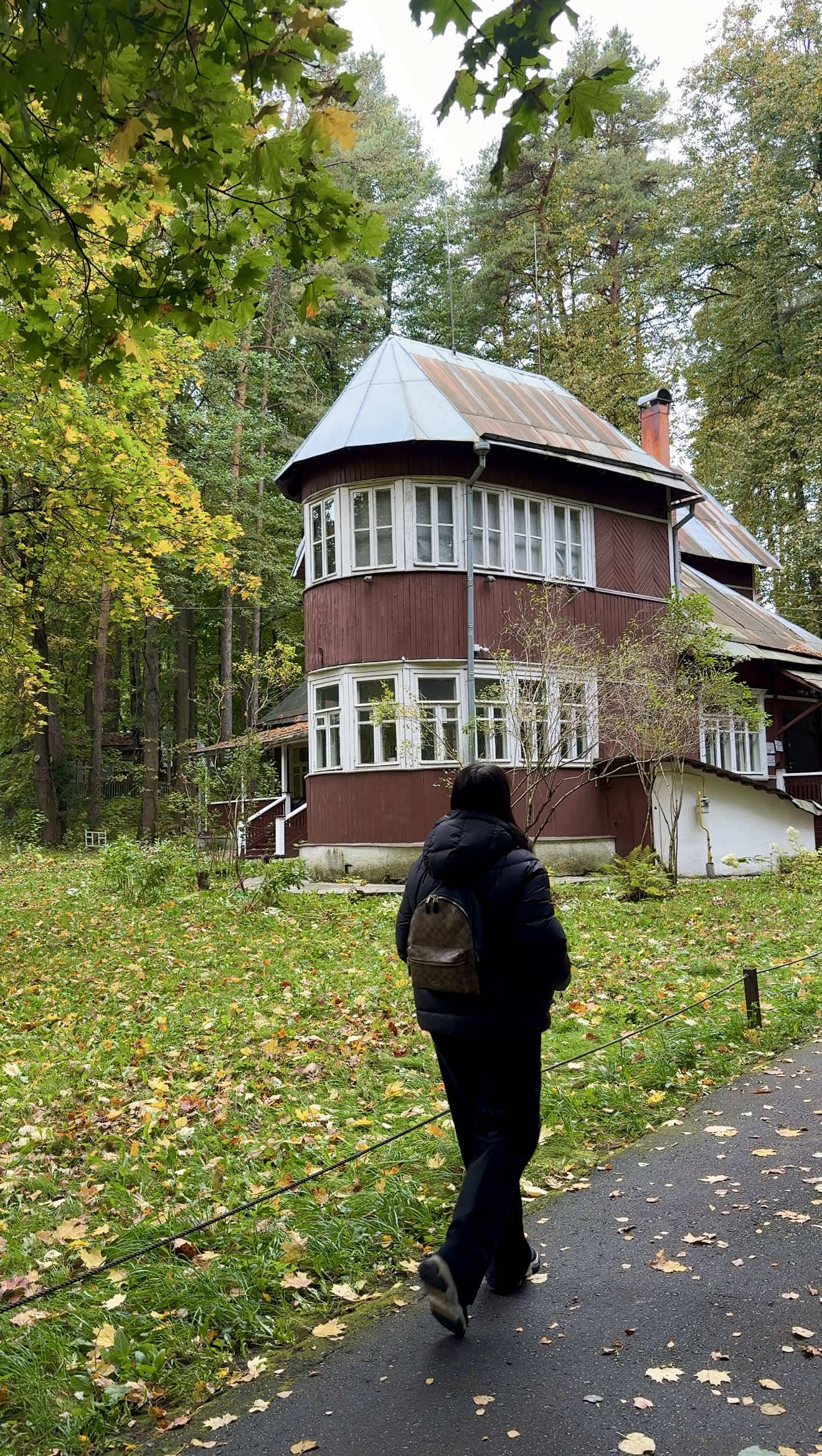 Подпишись, возможно ты больше не увидишь меня. ⠀ Как добраться: ✅ от метро Киевская на электричке до Переделкино ✅ от метро Белорусская на D4 (мы обратно так возвращались) тоже до Переделкино Одна станция, но разные платформы прибытия. ⠀ Можно приехать и самостоятельно погулять. Я же ехала с экскурсией. Так интересно и познавательно - погружаешься в атмосферу. Нам включали стихи, музыку, дарили шоколадки. ⠀ Маршрут в видео по шагам. Можно прям в яндексе вбивать и переходить от точки к точке. 1. Собор Игоря Черниговского 2. Переделкинское кладбище 3. Дом писателей 4. Дом-музей Чуковского и библиотека 5. Сквер им. Бориса Пастернака 6. Дом-музей Пастернака ⠀ Я в шоке от того сколько было гостей и групп экскурсионных. Все гуляют и спрашивают: а почему мы раньше не доехали? Здесь так чудесно. ⠀ Где перекусить: (в выходные везде очереди) 1. Эклерная Алло Алло (необычные эклеры) 2. Ресторан Библиотека (обязательно бронировать в выходные) 3. Бар-буфет 4. Робин