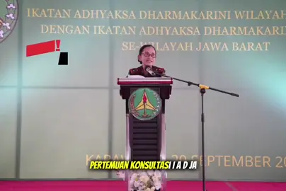 Pertemuan Konsultasi IAD Jawa Barat di Kejari Karawang: Perkuat Peran Keluarga dalam Menopang Integritas Penegakan Hukum Karawang, Justisi.id – Ikatan Adhyaksa Dharmakarini (IAD) Wilayah Jawa Barat menyelenggarakan Pertemuan Konsultasi (PK) Tahun 2025 di Kejaksaan Negeri (Kejari) Karawang, Senin (29/9/2025). Acara ini menjadi ajang strategis untuk mempererat silaturahmi sekaligus forum bertukar gagasan antar pengurus dan anggota IAD se-Jawa Barat. Hadir dalam pertemuan tersebut Kepala Kejaksaan Tinggi Jawa Barat selaku Pengawas IAD Wilayah, Ketua IAD Wilayah dan Daerah se-Jawa Barat beserta jajaran, para Kepala Kejaksaan Negeri se-Jawa Barat, serta Kabag TU Kejati Jabar. Kajati Jawa Barat, Katarina Endang Sarwestri, S.H., M.H., dalam sambutannya menegaskan bahwa IAD memiliki visi mulia, yakni meningkatkan kesejahteraan keluarga dan masyarakat. Menurutnya, kehadiran IAD bukan hanya untuk memperkuat sisi internal, tetapi juga dituntut memberi kontribusi nyata bagi publik. “Pertemuan konsultasi ini menjadi wadah silaturahmi, koordinasi, sekaligus konsolidasi dalam mendukung transformasi organisasi kejaksaan agar tetap tegas, berwibawa, dan dipercaya masyarakat,” ujar Kajati. Ia juga menyoroti peran penting IAD dalam mendampingi para jaksa, terutama sebagai sumber kekuatan moral melalui keluarga. “Istri adalah tiang rumah tangga sekaligus energi besar bagi suami dalam melaksanakan pengabdian di bidang penegakan hukum,” pesannya. Kajati Jabar turut mengingatkan agar anggota IAD senantiasa menjaga kehormatan, menjadi teladan dalam sikap, menjauhi gaya hidup berlebihan, dan terus mendampingi suami dengan cinta serta doa. Dari rumah tangga yang harmonis, kata dia, akan lahir kekuatan moral yang menopang integritas jaksa. Melalui pertemuan ini, IAD Jawa Barat diharapkan semakin solid, berkualitas, dan berdaya guna, tidak hanya bagi institusi kejaksaan, tetapi juga bagi masyarakat, bangsa, dan negara. #kajatijabar  #ikatanadhyaksadharmakarini  #kejarikarawang  #polreskarawang  #justisimediaofficial 