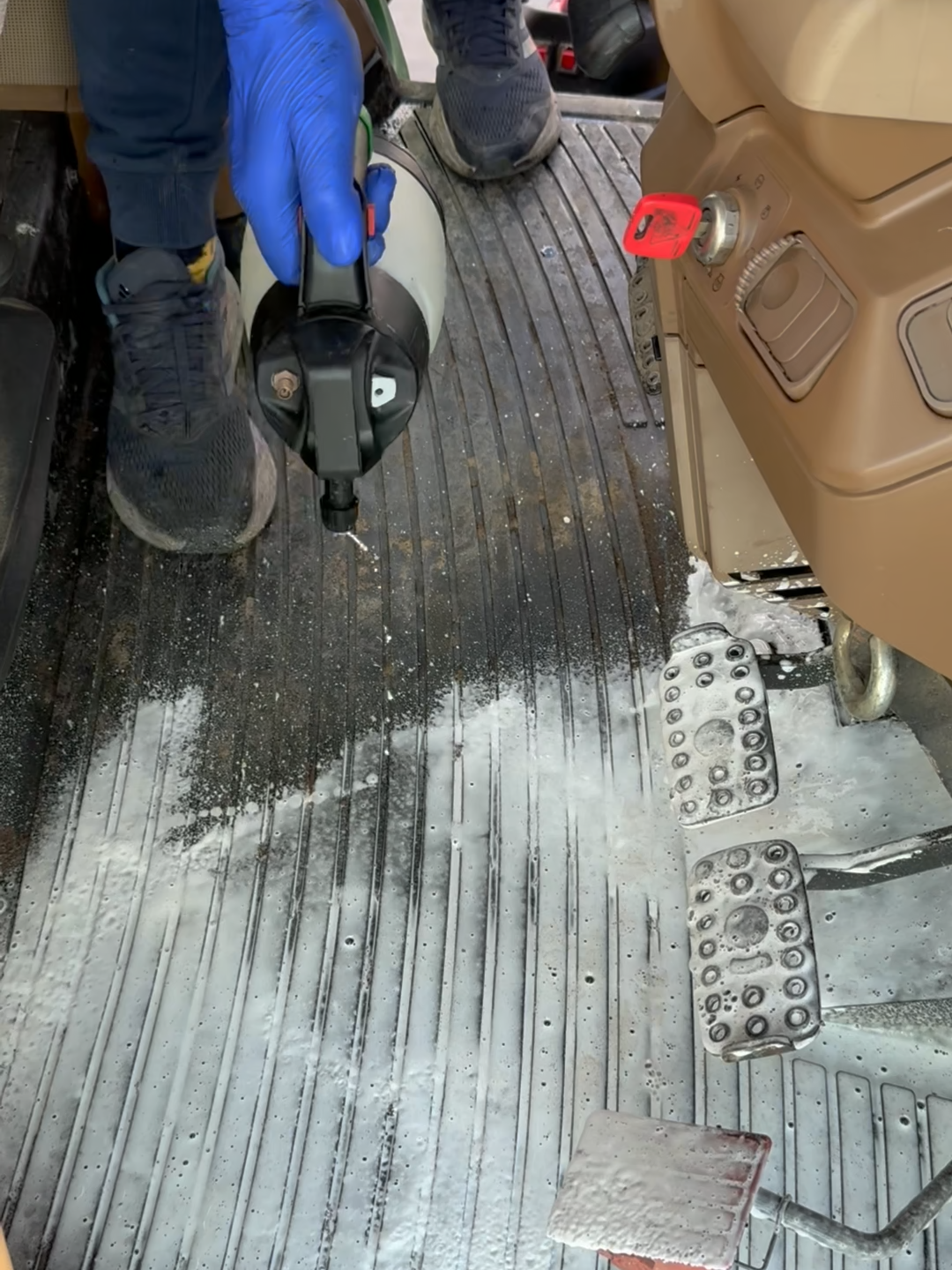 Zobacz jak przy pomocy środków PrestiAgri wyczyściliśmy kabinę tego John Deer'a!! Krok po kroku - efekt jest niesamowity.  Ty też możesz pracować w komfortowych warunkach. Wejdź na www.prestiagri.pl i sprawdź co dla Ciebie mamy! #rolnictwo #ciągnik #satysfyingcleaning #czyszczenie #johndeere