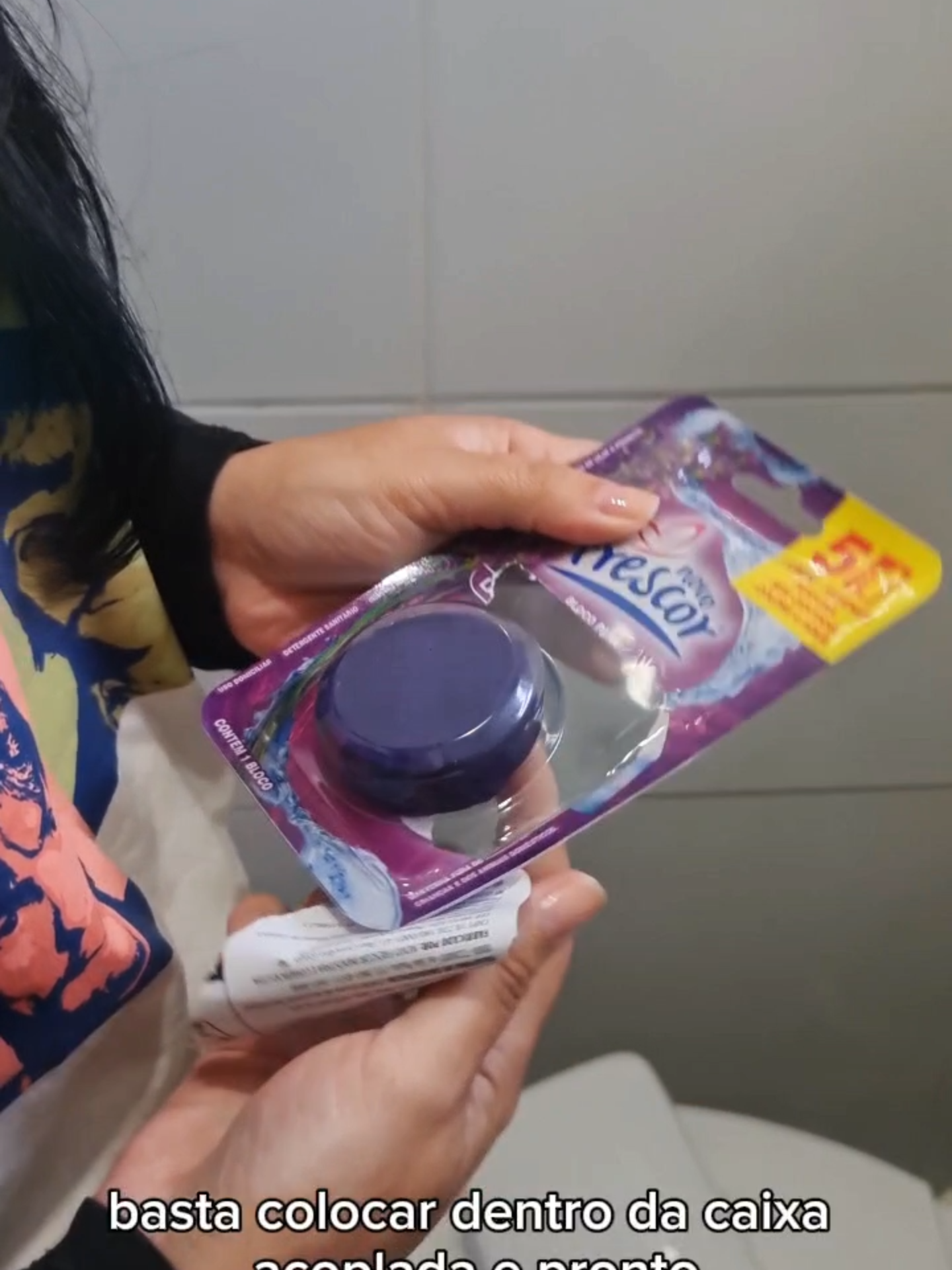 ✨ Seu vaso sempre limpo e perfumado! ✨ 👉 Temos a Pedra para Caixa Acoplada que mantém a água azul, limpa e cheirosa a cada descarga 🚽💙 E se você não usa pedra, não tem problema! Também temos o Bloco Sanitário com a mesma praticidade e frescor. 🌸 #casaorganizada #banheiroperfumado #limpezafacil #higiene