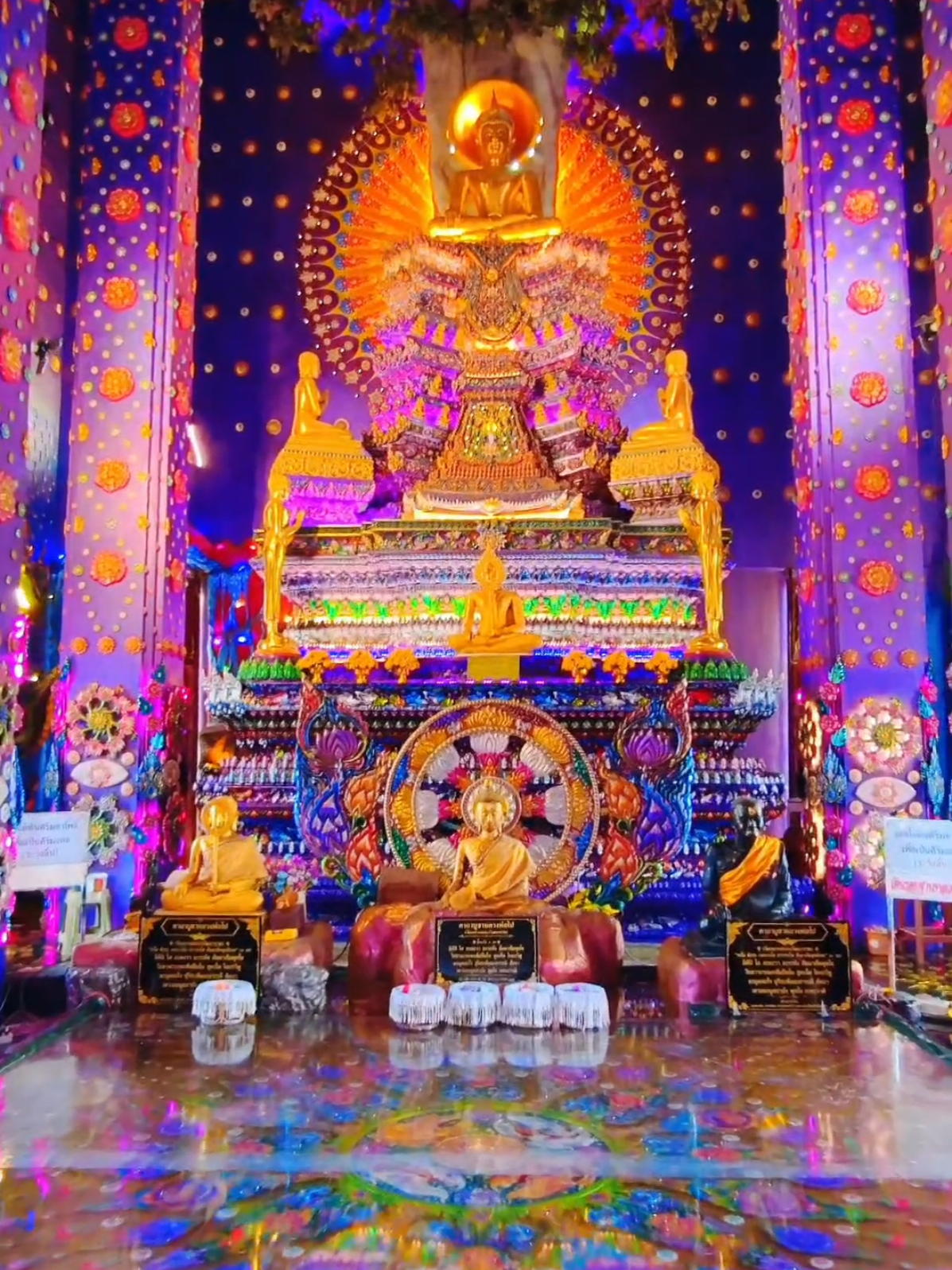 Wusstest du, dass es in Thailand über 44.000 buddhistische Tempel gibt? 🏯✨🙏 Genau genommen sind es 44.195, und jeder einzelne erzählt seine eigene Geschichte 🌸🧘‍♂️🔥 In Bangkok findest du hunderte davon 🌆🌿🌞 Viele sind königliche Tempel mit besonderem Status 👑🪷💫 Andere sind versteckt oder verlassen und wirken fast mystisch 🌌🏮🌳 Thailand ist also nicht nur das Land des Lächelns 😊🌏❤️ sondern auch das Land der unendlichen Tempelvielfalt ✨ #TravelAndTaste 🌍🍜 #StreetFoodVibes 🌮🛵 #FoodiesOnTour 🍣✈️ #WorldOnAPlate 🥘🌎 #fyp 🔥 