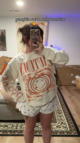 🎃🎸🍂🤘🏼this is the CUTEST @United Monograms #pumpkinsweatshirt #sweatshirt #autumn #fallsweatshirt 