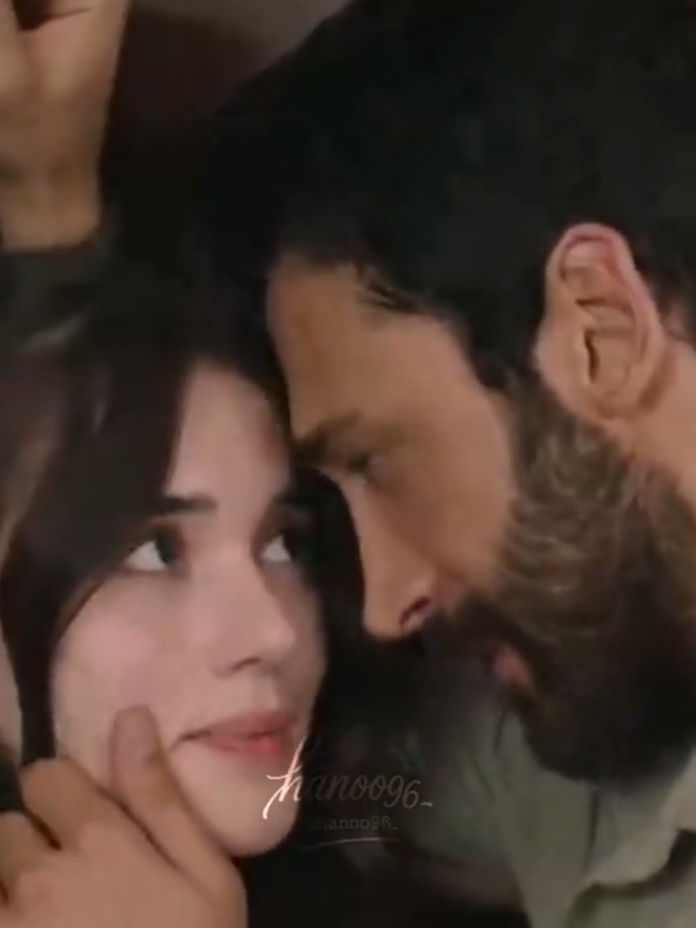 ساعات الواحد بيبقى ساكت فعلا بس العيون بتقول كل شئ ( عينيها بتقول) 