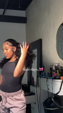Chile I got tired of them flipovers but this curly texture was perfect for this half up half down ! @Lemoda Hair Shop #lemodahair #burmesecurl 
