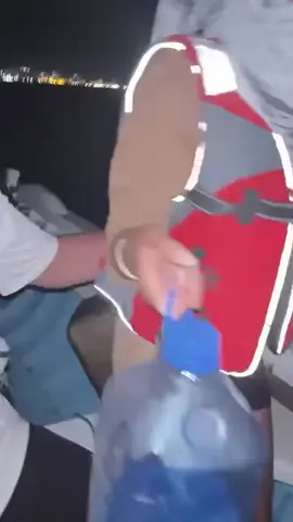 مواطنون الاوربيون نزلو إلي البحر  يوادون وجبهم من اجل غزة