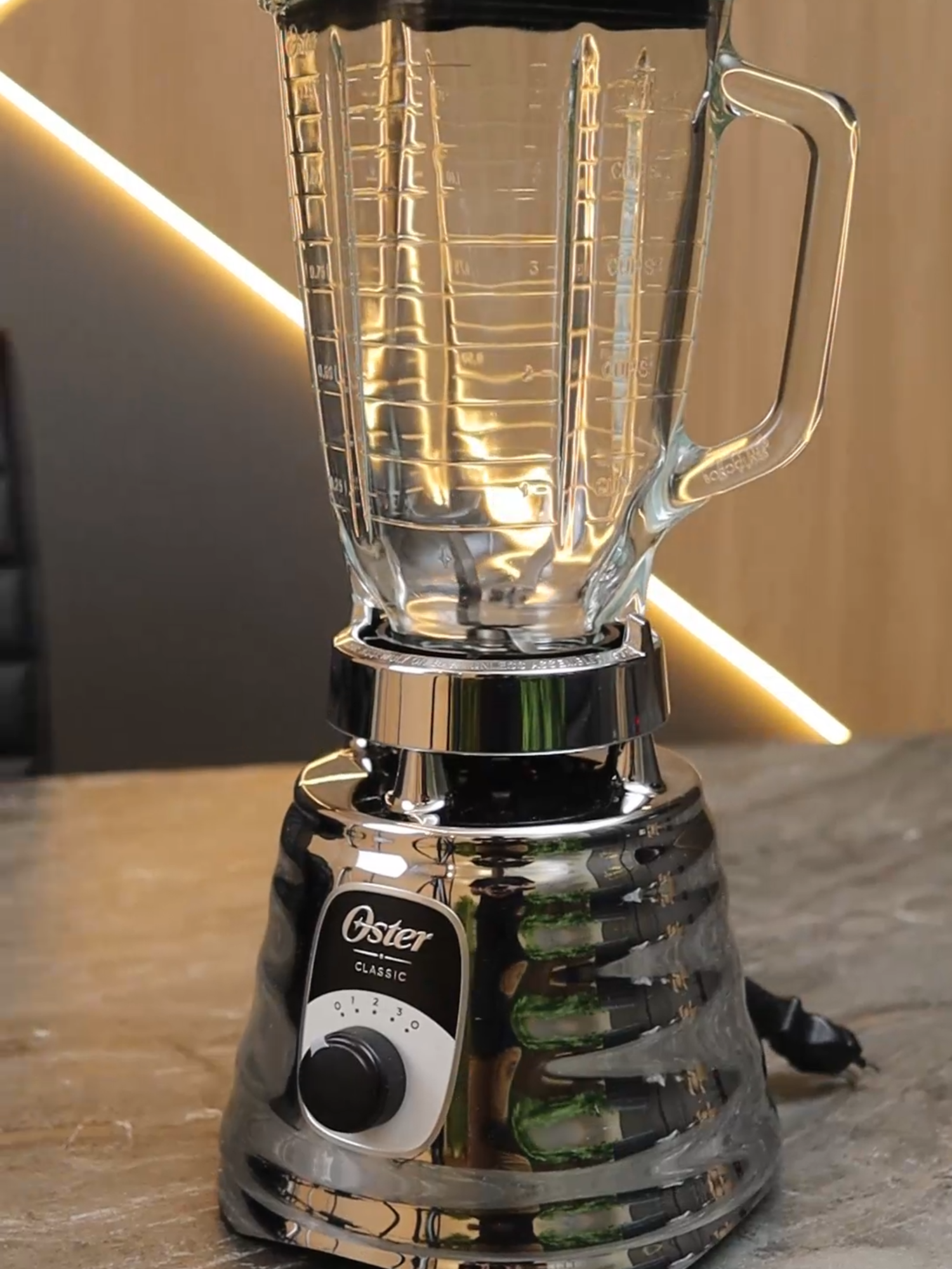 O Liquidificador Oster Cromado BLST4655 com Jarra de Vidro é a combinação perfeita de beleza, durabilidade e alta performance. Neste vídeo detalhado, você vai ver: Potência Imbatível: Tritura gelo, faz vitaminas cremosas e massas leves sem esforço. Jarra de Vidro Premium: Resistente a choques térmicos, não pega cheiro nem mancha, e é super fácil de limpar. Design Cromado Sofisticado: Um toque de elegância que transforma a sua bancada. Controle Total: Funções pulsas e velocidades que garantem a textura perfeita para cada receita. DICA SECRETA: Mostramos como aproveitar ao máximo a jarra de vidro para preparos quentes e frios, e o erro que muitos cometem ao lavar. #LiquidificadorOster #BLST4655 #JarraDeVidro #CozinhaPremium #Eletrodomesticos #ReceitasFit #ReviewDeCozinha #Oster #DesignCromado #Viral #FoodTok